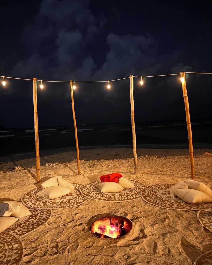 La playa, decorada con luces y cojines, fue el escenario de la celebración