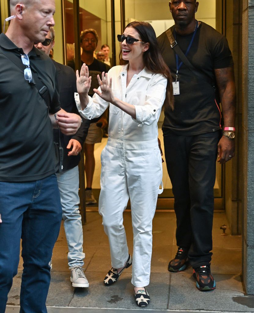 Anne Hathaway en el set de El diablo viste de Prada 2 en Nueva York con su atuendo favorito.