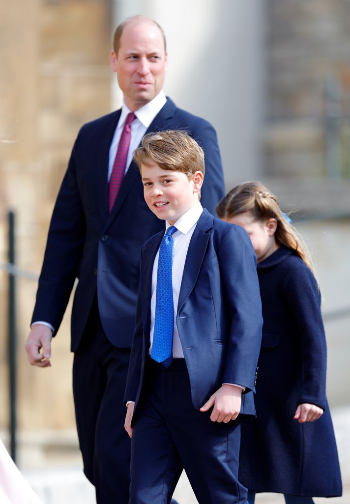 El príncipe William, príncipe de Gales, el príncipe George de Gales y la princesa Charlotte de Gales asistieron al tradicional servicio matutino del Domingo de Pascua en la Capilla de San Jorge, en el Castillo de Windsor, el 9 de abril de 2023 en Windsor, Inglaterra.