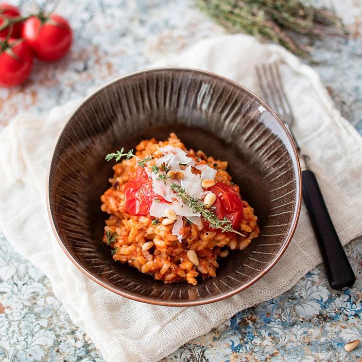 'Risotto' rojo de tomate con piñones y parmesano