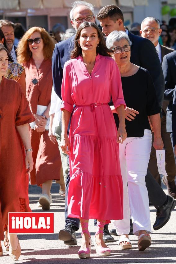 La reina Letizia con vestido en rosa fucsia