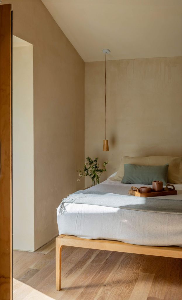 Toma frontal de la cama del dormitorio principal