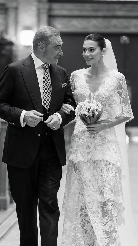 Carlos Herrera, muy emocionado, lleva a su hija Rocío Crusset hasta el altar el día de su boda con Charlie Schein en Nueva York