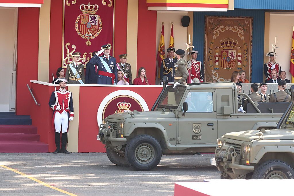 Vehículos militares a su paso por la Tribuna Real
