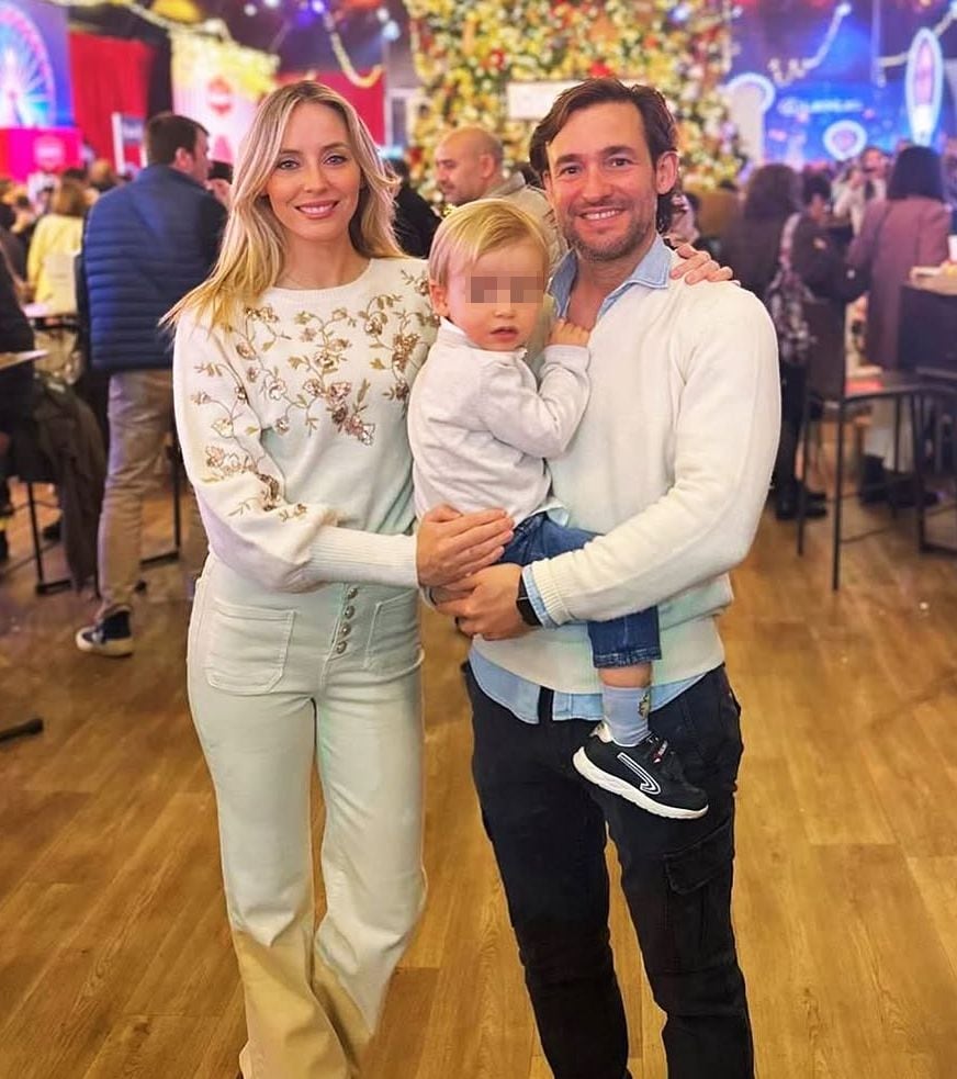 Cristina Gullón y Nacho Varo con su hijo