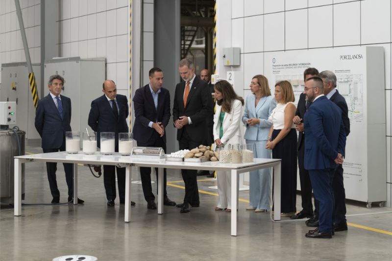 El rey Felipe visita las instalaciones de Porcelanosa