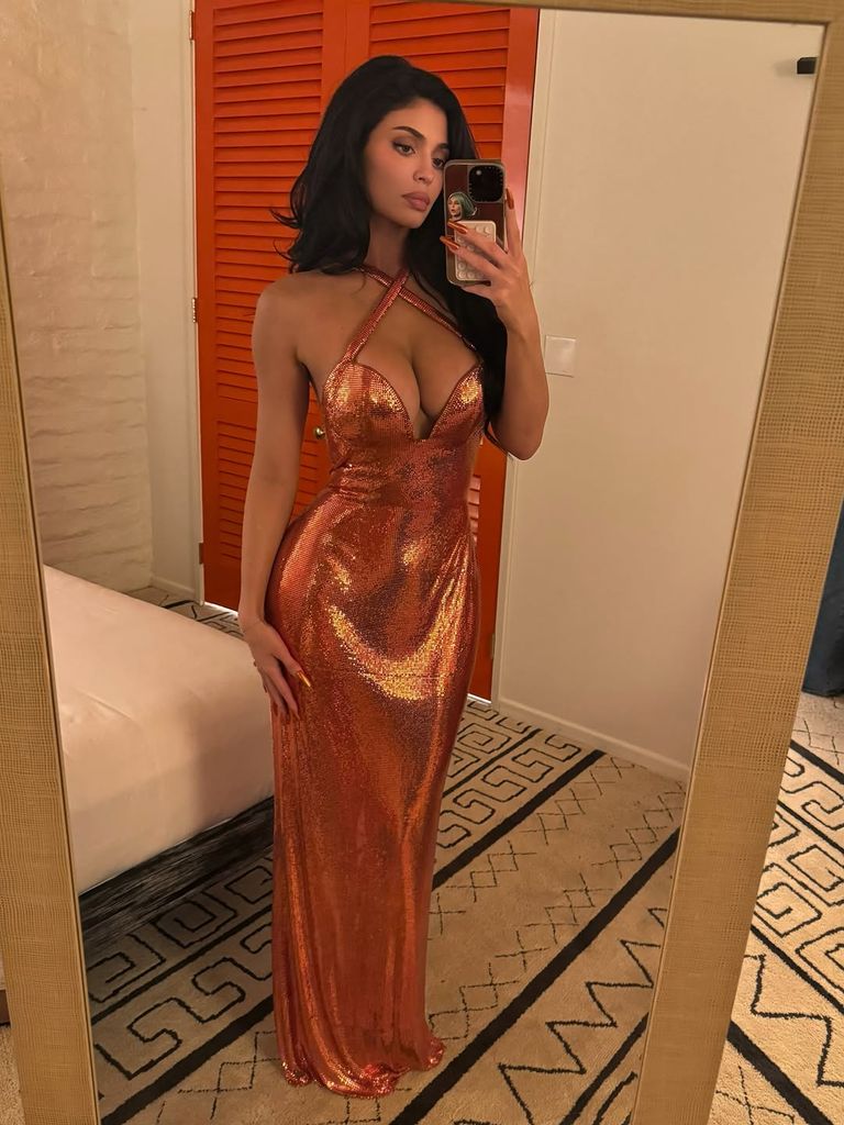 Kylie Jenner está imponiendo el color naranja para esta temporada.