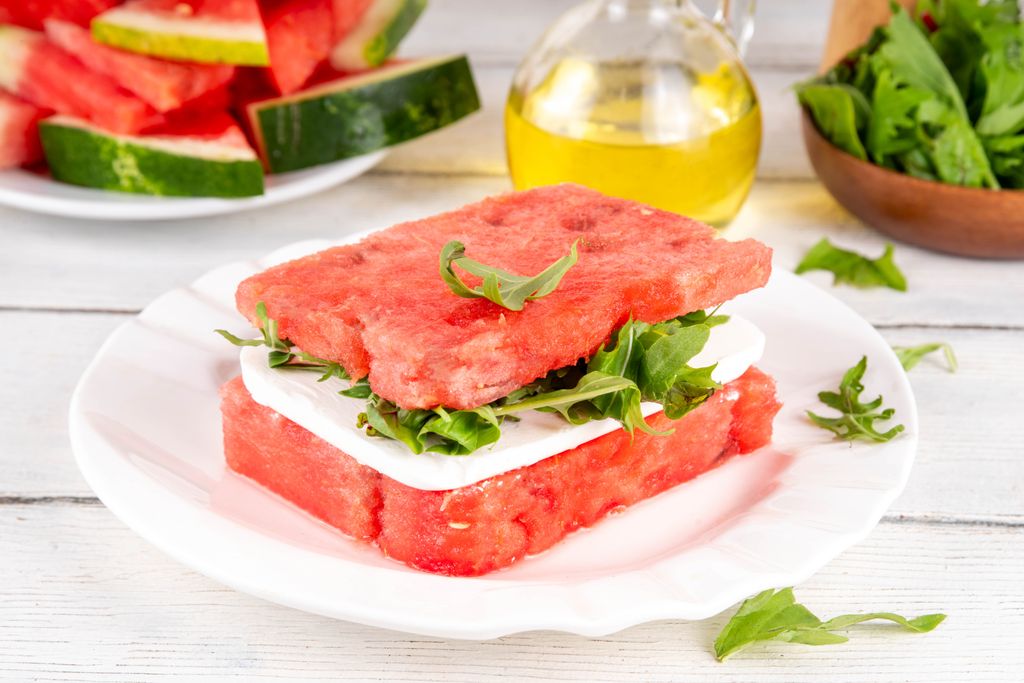 En las noches más calurosas de verano, el cuerpo nos pide alimentos frescos e hidratantes como la sandía.