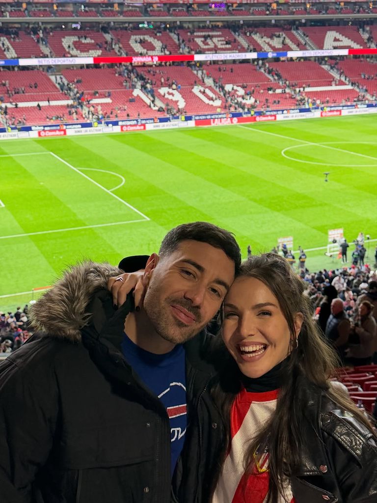 La pareja, disfrutando de un partido de fútbol en el estadio