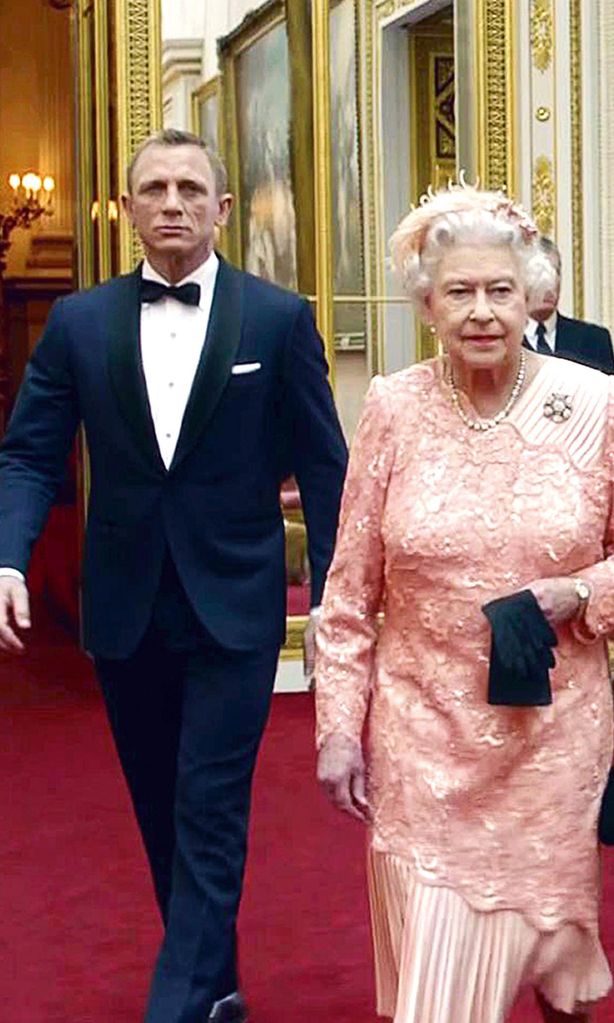 Isabel II HOLA PLUS