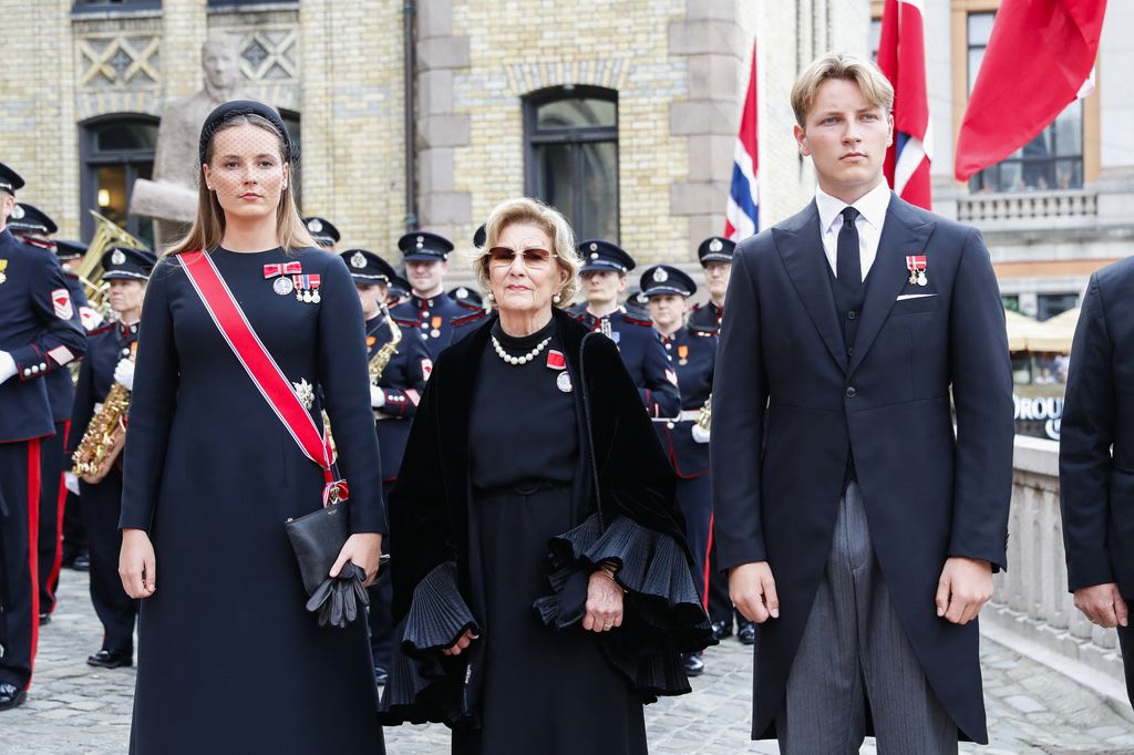 La reina Sonia a su llegada al parlamento, acompañada por la princesa ingrid y el príncipe Sverre Magnus