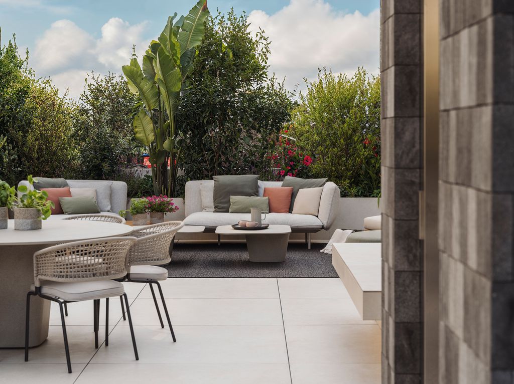 Terraza con comedor y salón al aire libre