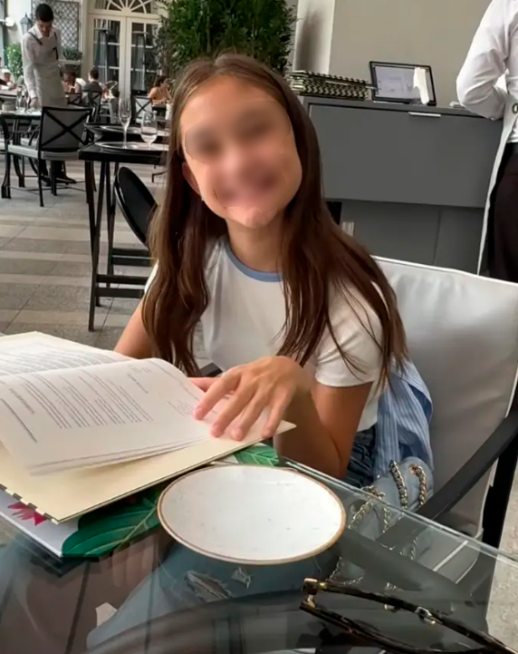 La pequeña Ada instantes antes del incidente con la cantante
