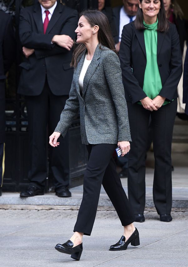 La reina Letizia con americana de cuadros, pantalones negros y mocasines de tacón