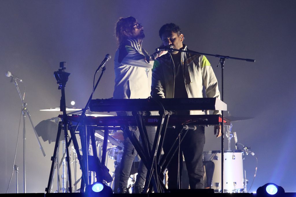 Manuel Mendoza y Jonathan Meléndez de Camilo Séptimo durante un concierto en el Palacio de los Deportes en la Ciudad de México, en mayo de 2024.