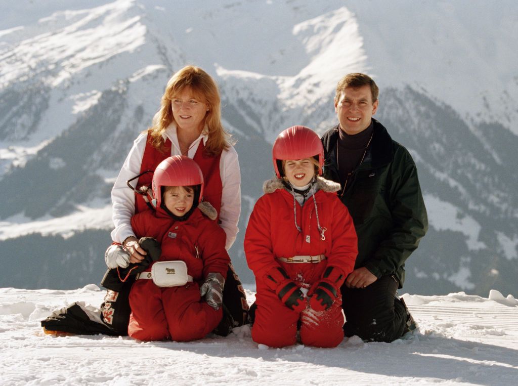 Sarah Ferguson y el expríncipe Andrés con sus hijas pequeñas, Beatriz y Eugenia, en una vacaciones en Verbier, Suiza, en 1997