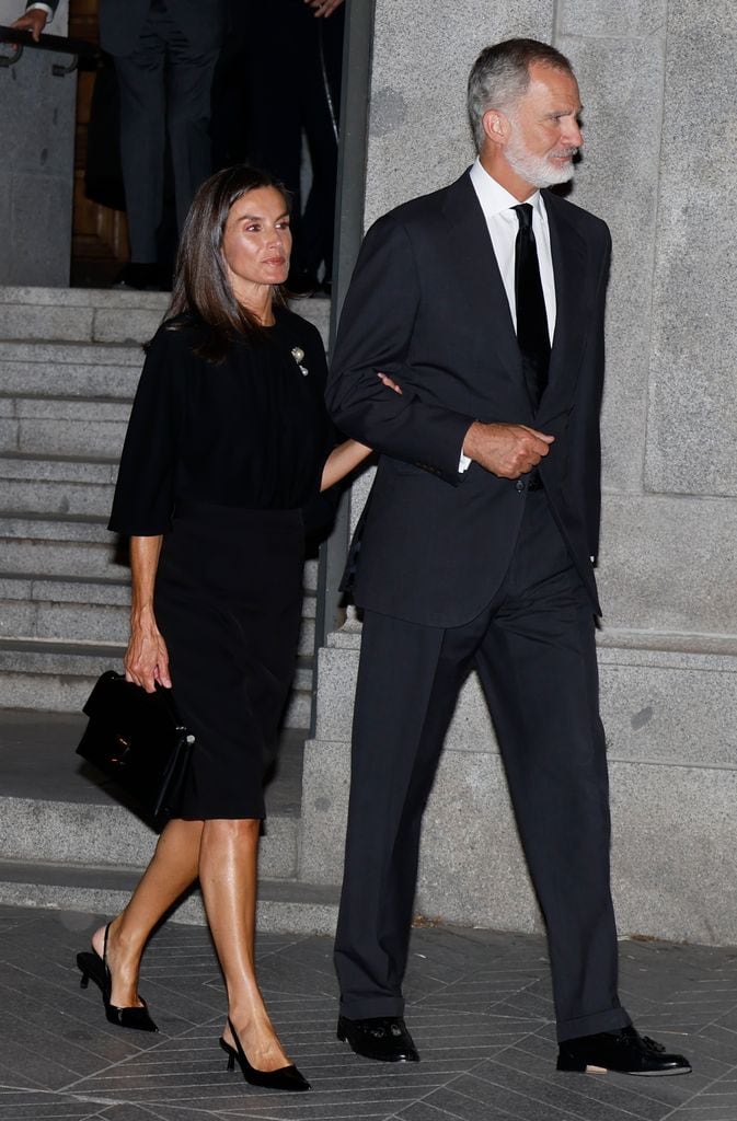 Plano entero de Rey Felipe VI y Reina Letizia en el funeral de Alejandro Fernandez de Araoz
