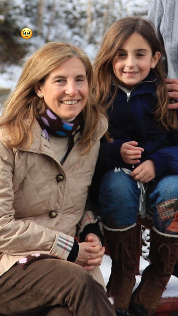 Mily de Molina, esposa de Raúl de Molina, con su hija Mía 
