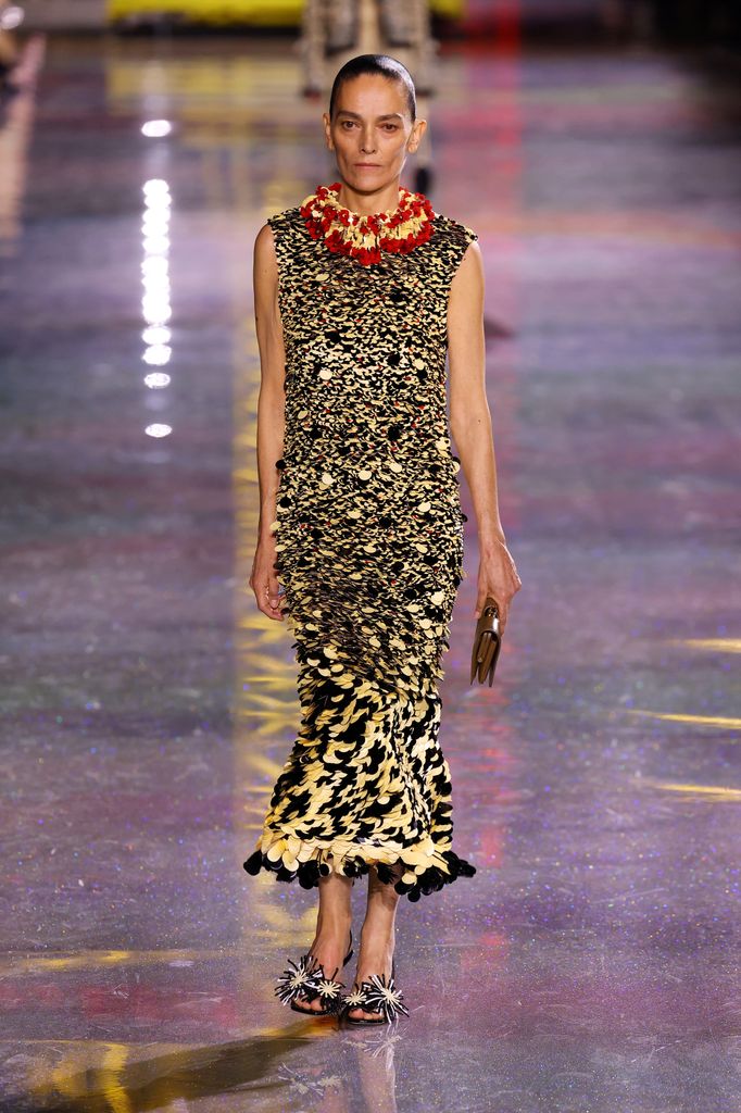 Laura Ponte, desfilando para Chanel en la colección otoño/invierno 2026-2027 durante Paris Fashion Week.