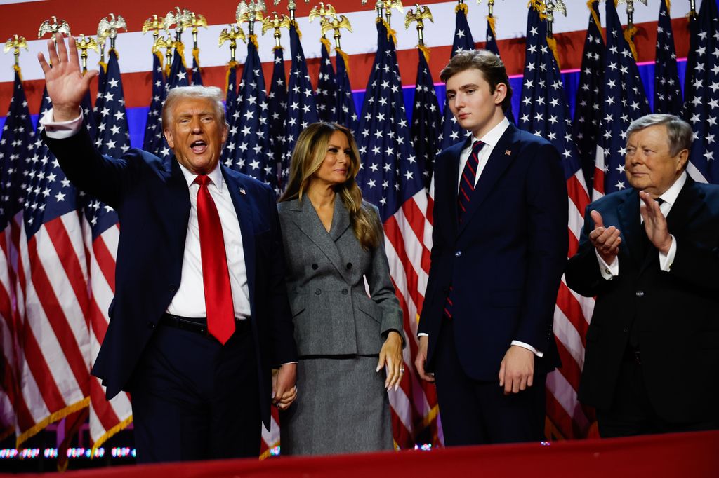 Donald Trump con su esposa Melania y su hijo Barron en un evento en la noche de la elección presidencial en Palm Beach, Florida, el 6 de noviembre de 2024.