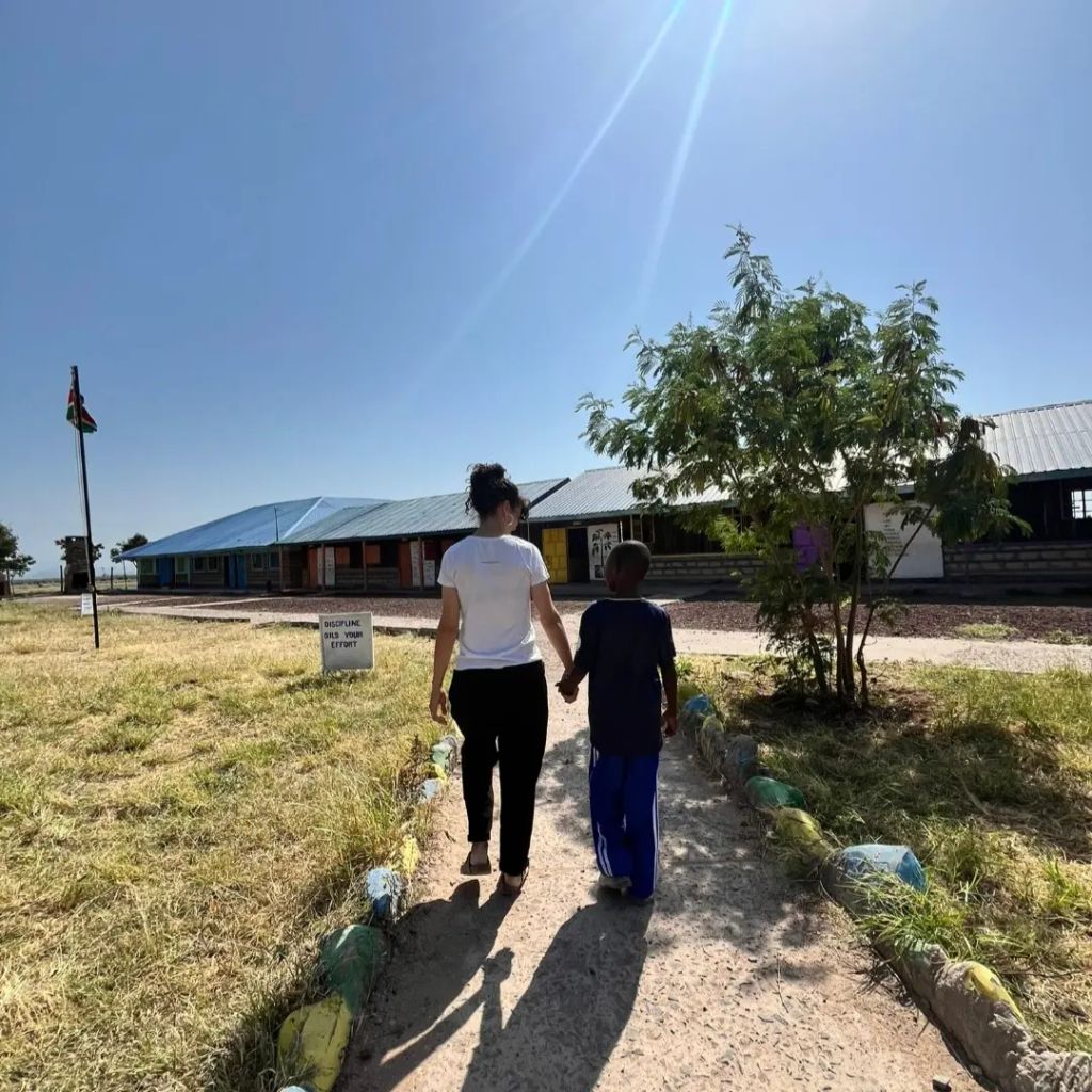 Sandra Blázquez con uno de los niños a los que cuida en Kenia