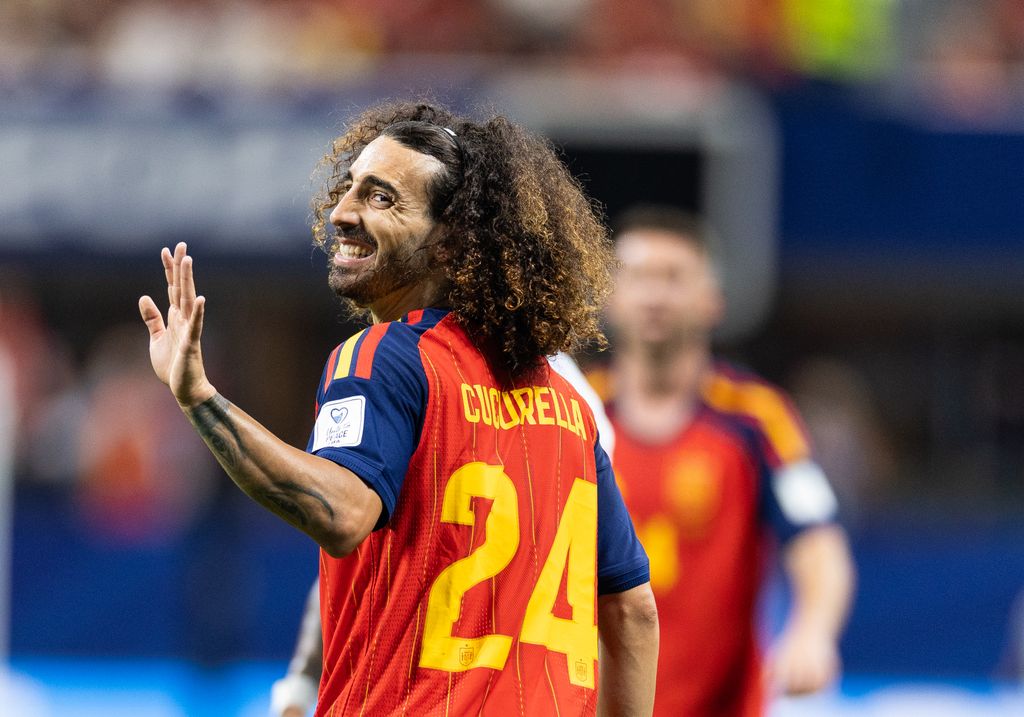 Marc Cucurella saluda a la afición