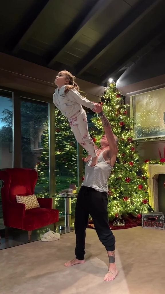 Gianluca Vacchi u su hija Blu sorprendieron con su número de baile acrobático.