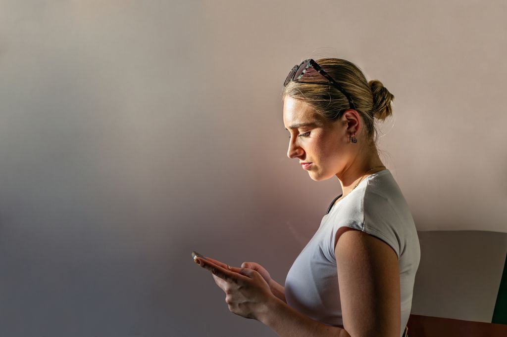 chica mirando movil