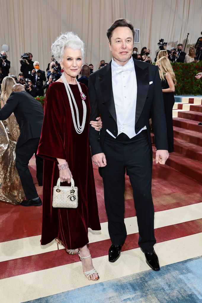 Maye Musk y Elon Musk acudieron a la Met Gala 2022 en el Museo Metropolitano de Arte, el 2 de mayo de 2022, en Nueva York.