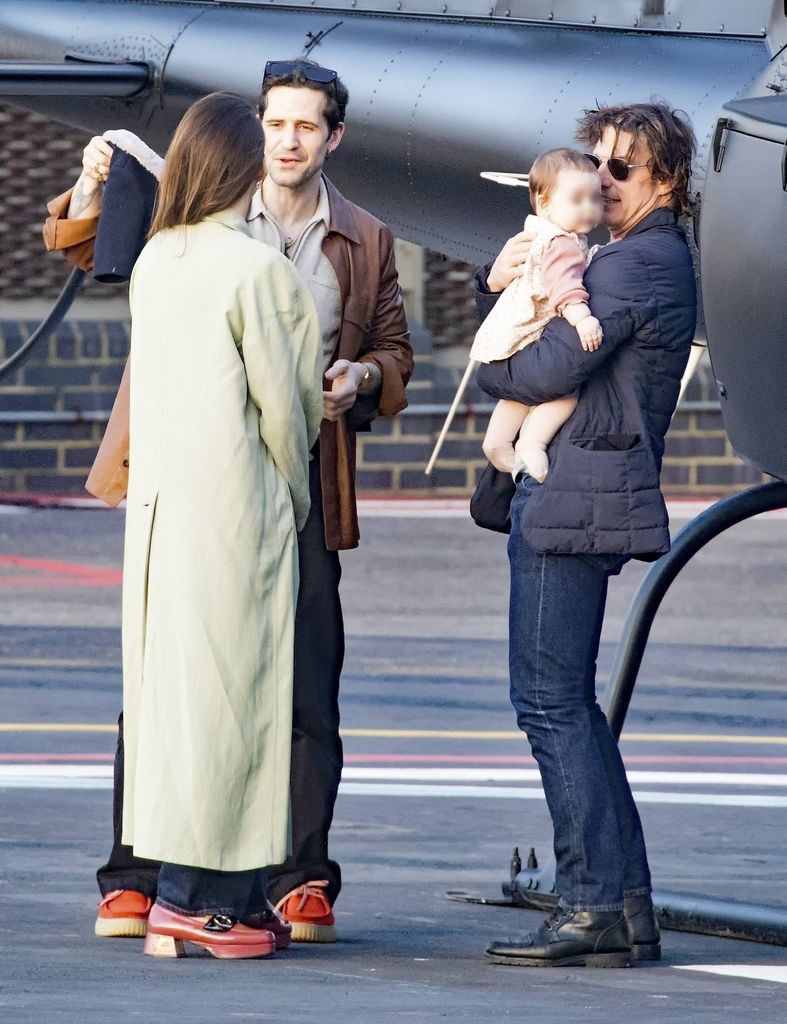 Tom Cruise es captado cargando tiernamente a una bebé
