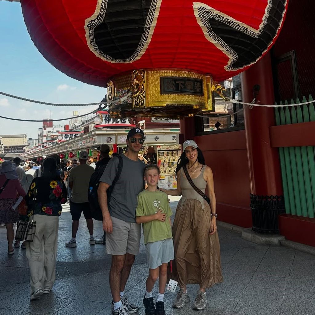 La familia está disfrutando de unas vacaciones en Japón.