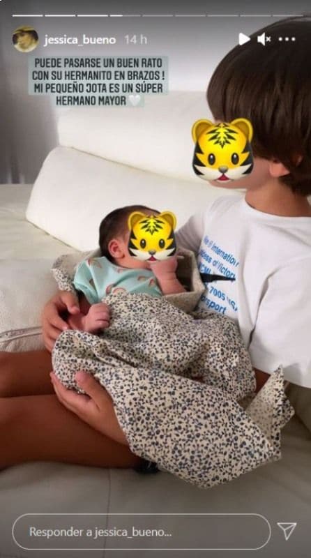 Jessica Bueno se derrite con la complicidad de sus tres hijos