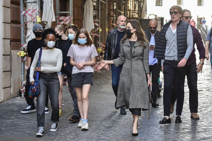 Angelina Jolie con sus hijos en Roma