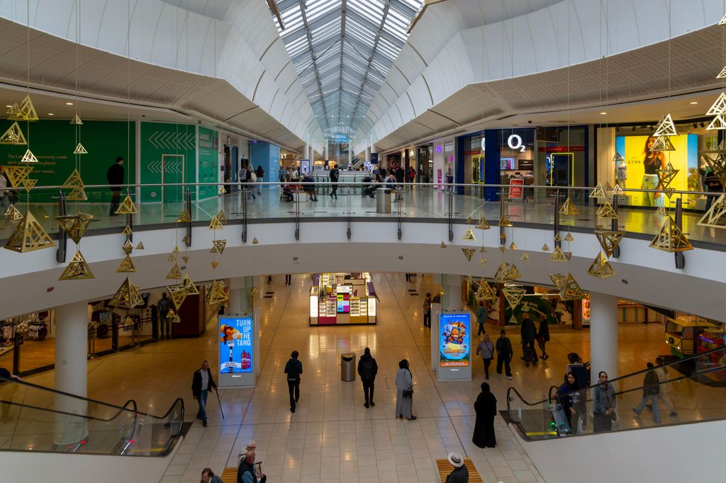 Durante más de 30 años, Gary MacDonald recorrió a diario las tiendas de este centro comercial de Essex repartiendo paquetes y forjando amistades con comerciantes y empleados