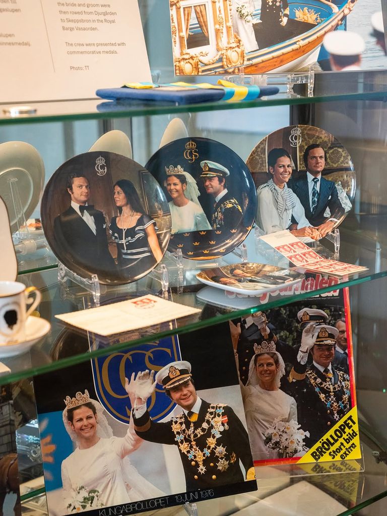 Carlos Gustavo y Silvia de Suecia en la exposición sobre sus bodas de oro 