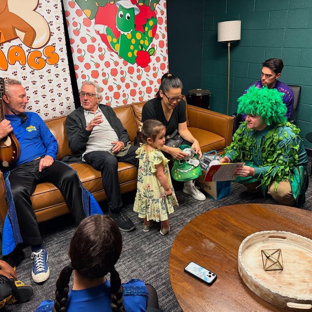 El tierno momento de Robert De Niro con su hija Gia, de 2 años, viendo a su grupo musical favorito 'The Wiggles'