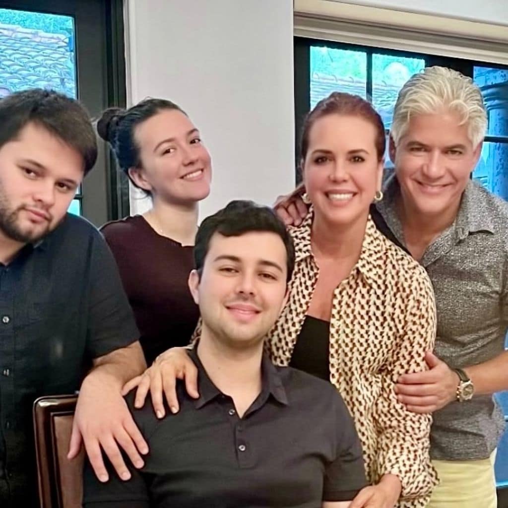 María Celeste Arrarás con Raúl Quintana y sus hijos