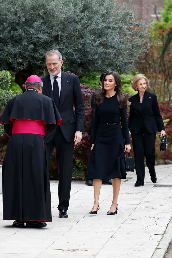 El Rey Felipe, la Reina Letizia y la Reina Sofía en la entrada de la Nunciatura Apostólica de Madrid tras el fallecimiento del Papa Francisco en abril de 2025

