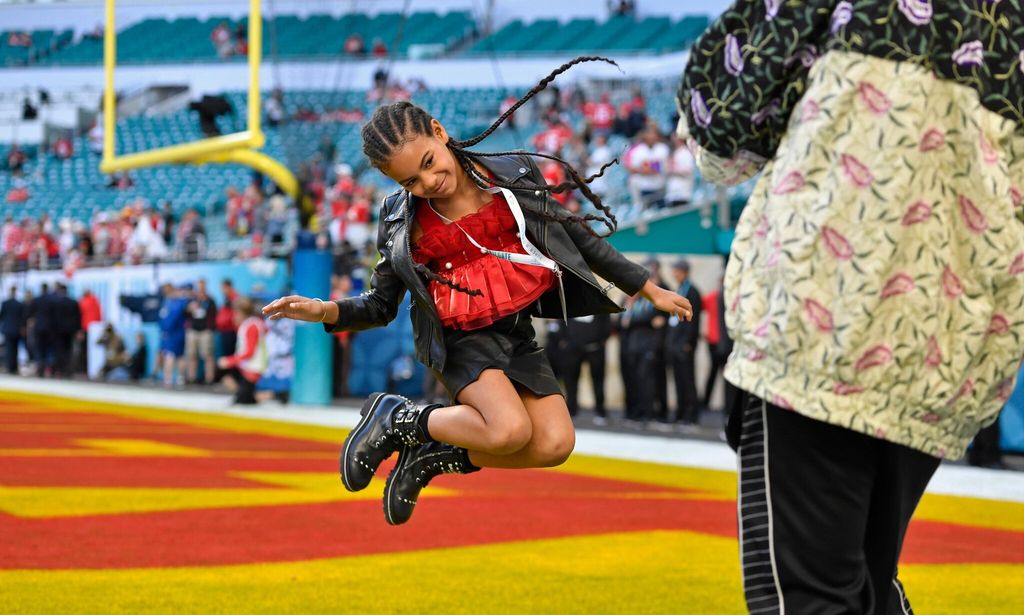 en 2020 la divertida blue ivy pos para la c mara de su pap en el super bowl liv
