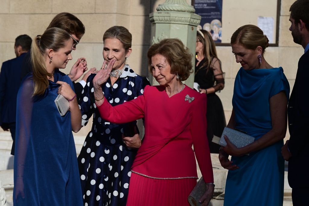La reina Sofía, con las infantas Elena y Cristina y Juan, Miguel e Irene Urdangarin en la boda de Teodora de Grecia