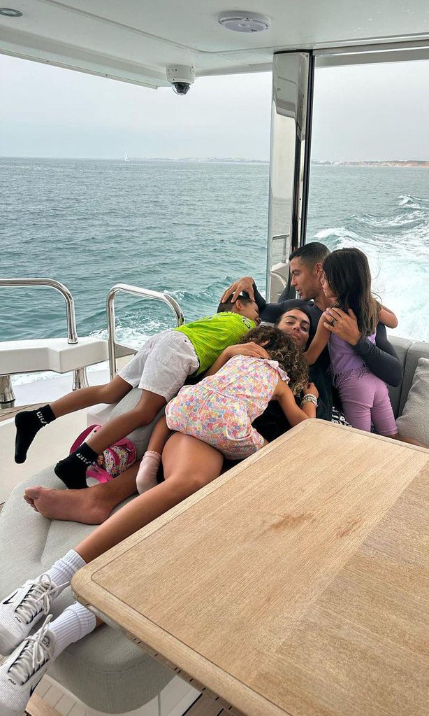 georgina rodr guez y su familia en la playa