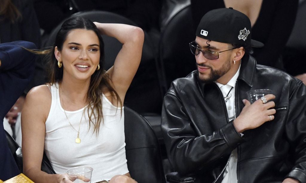 Bad Bunny con Kendall Jenner en un partido