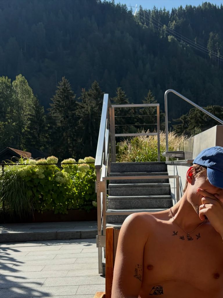 Jake Bongiovi tomando el sol durante su estancias en las Dolomitas.