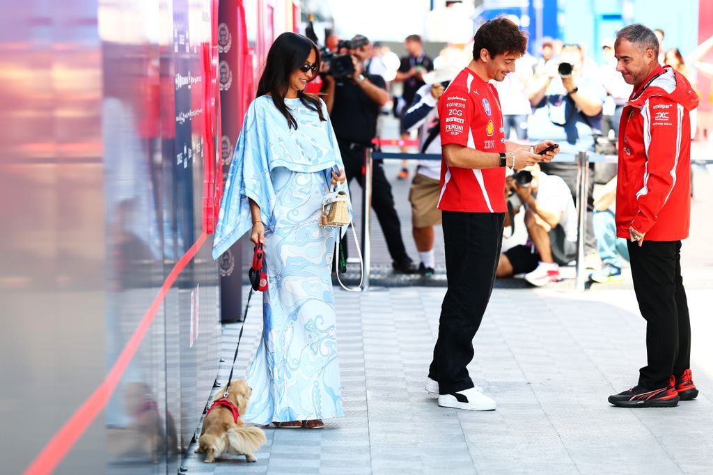 La pareja llegó a las prácticas con su perrito Leo.