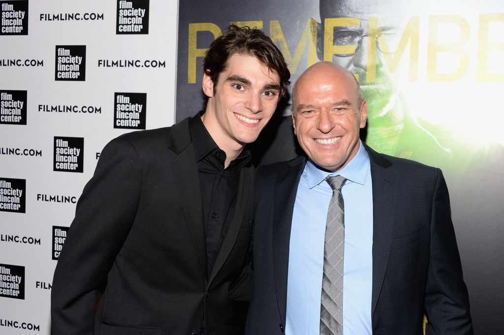 Dean Norris, quien fue el tío de RJ Mitte en 'Breaking Bad', se dijo desconsolado por la muerte del actor.