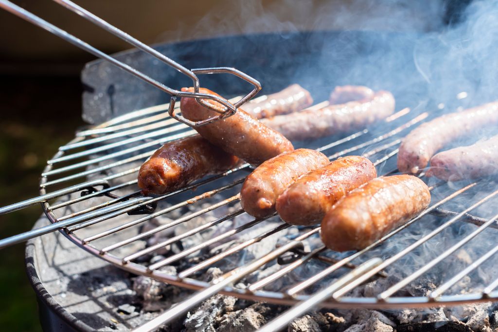 barbacoa, con chorizos y salchichas a la brasa