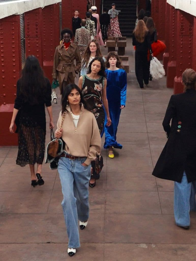 La increíble historia de la modelo de Chanel que fue descubierta en el metro y aceptó desfilar para pagar una deuda