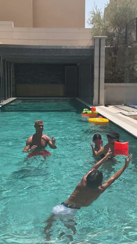 Cristiano y Georgina disfrutando de la pisci con sus hijos pequeños
