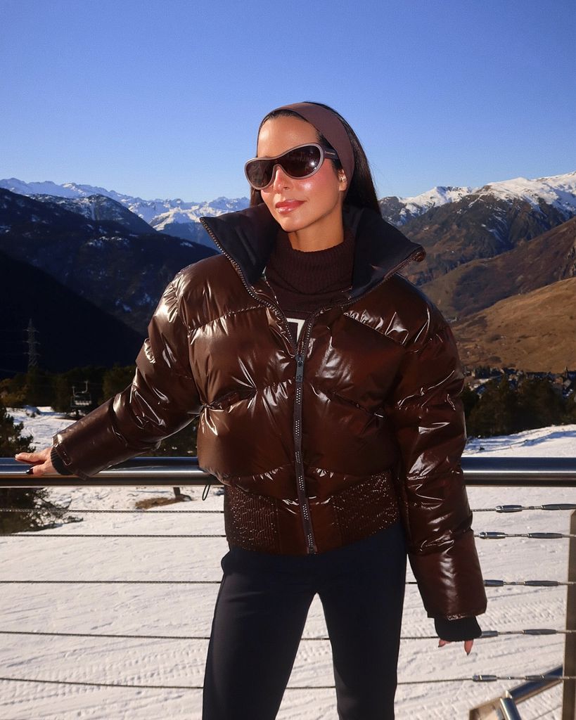 María Fernández Rubíes en la montaña con abrigo de esquí de Perfect Moment