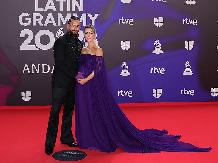 Maluma y su novia Susana posan por primera vez juntos y presumiendo de embarazo en los Grammy Latinos 2023